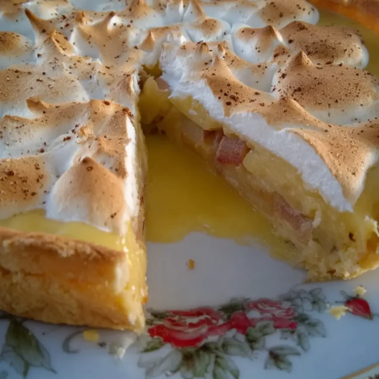 Rhabarberkuchen mit Vanillepudding und Baiser