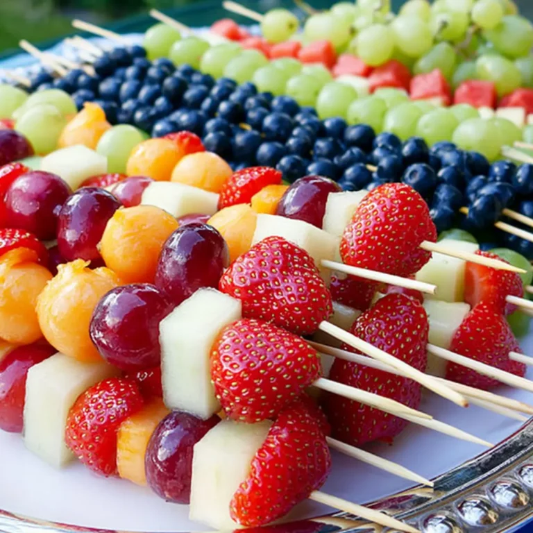 Obstspieße mit Melone, Erdbeeren, Trauben und Blaubeeren