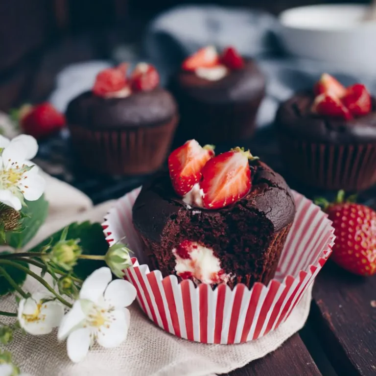 Schokoladenmuffins mit Erdbeer Cheesecake Füllung