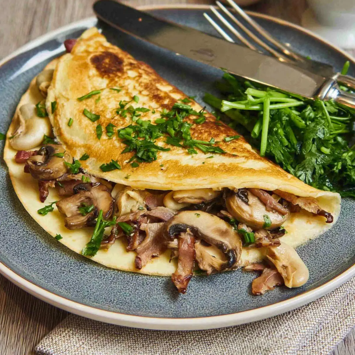 Herzhafte Pfannkuchen mit Speck und Champignons