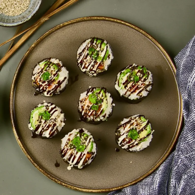 Sushi Reisbällchen mit Lachs und Avocado
